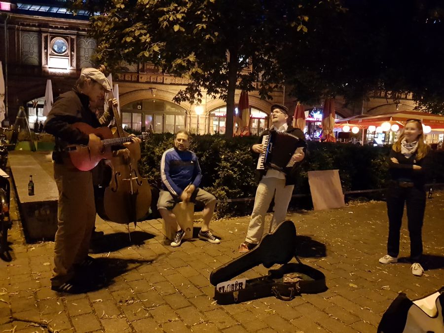 להקה מקומית ב Hackescher Hof 